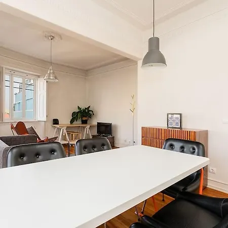 Central & Sunny Flat In