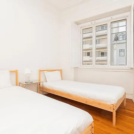 Central & Sunny Flat In